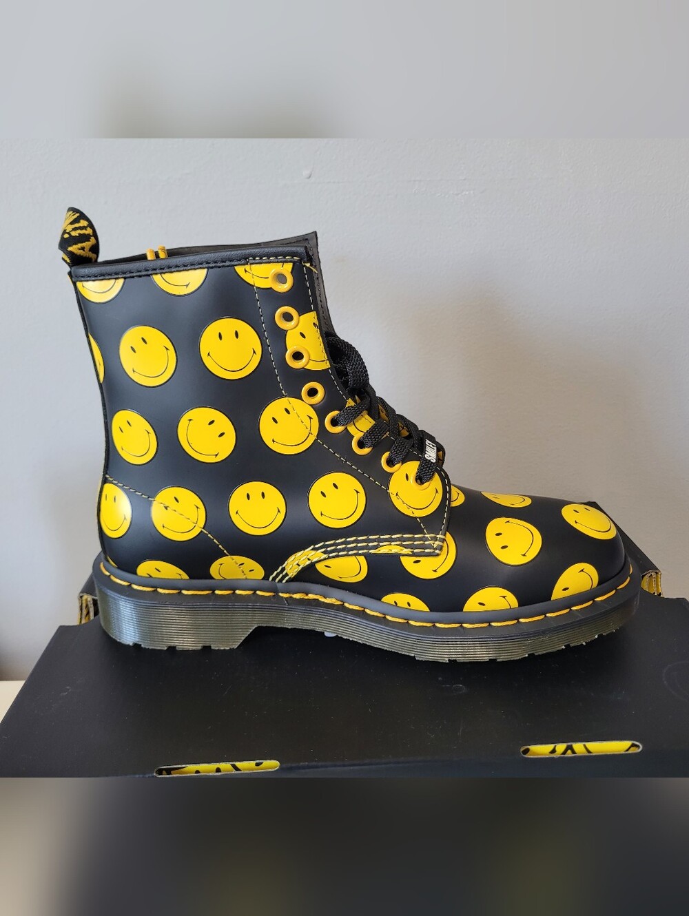 Dr. Martens x Smiley 1460 8-Eye Smooth Leather Lace-Up Boots, BNIB, Size 8 - Picture 4 of 12